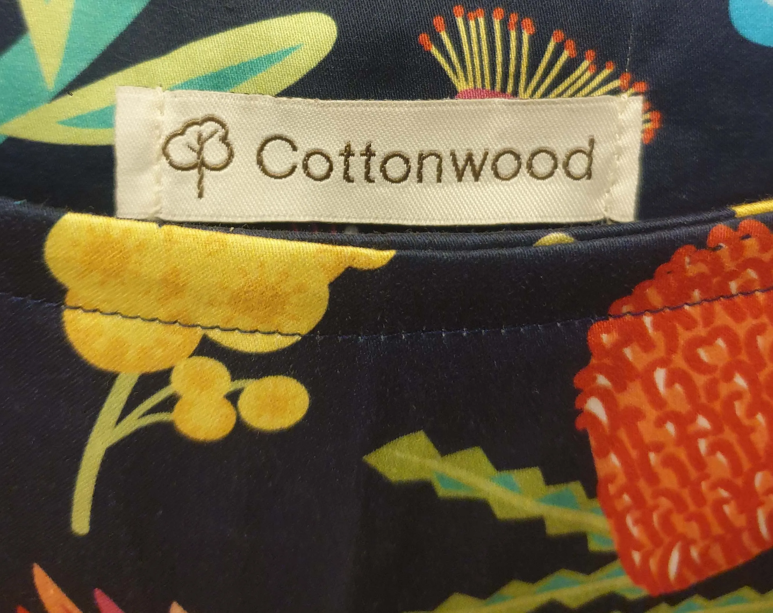Cottonwood 100% cotton pretty flower print top fits size 16-18