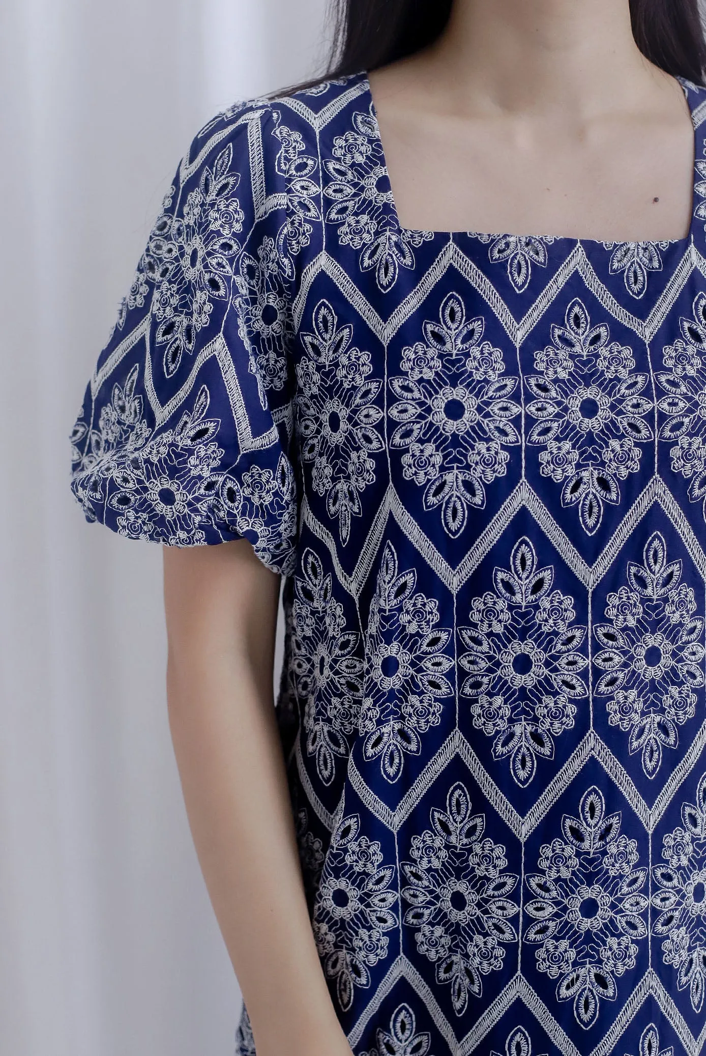 Harlow Embro Puffy Sleeved Scallop Shift Dress In Navy Blue